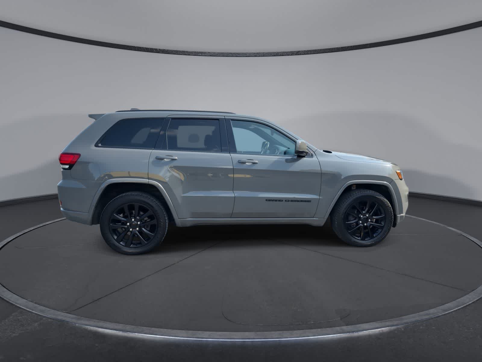 Thumbnail: 2020 Jeep Grand Cherokee - 8