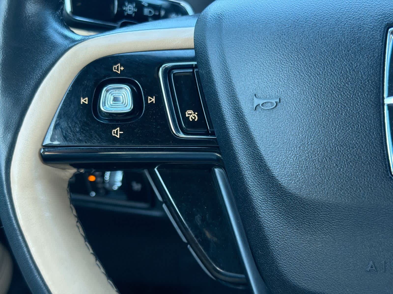 Thumbnail: 2023 Lincoln Corsair - 26