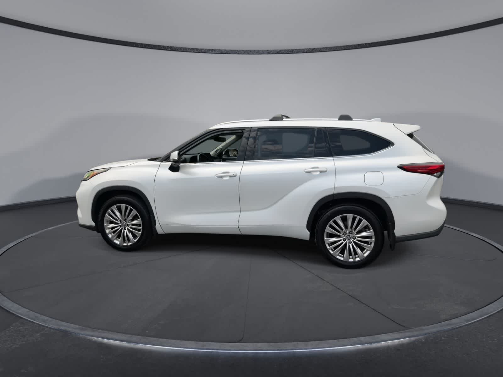 Thumbnail: 2023 Toyota Highlander - 5