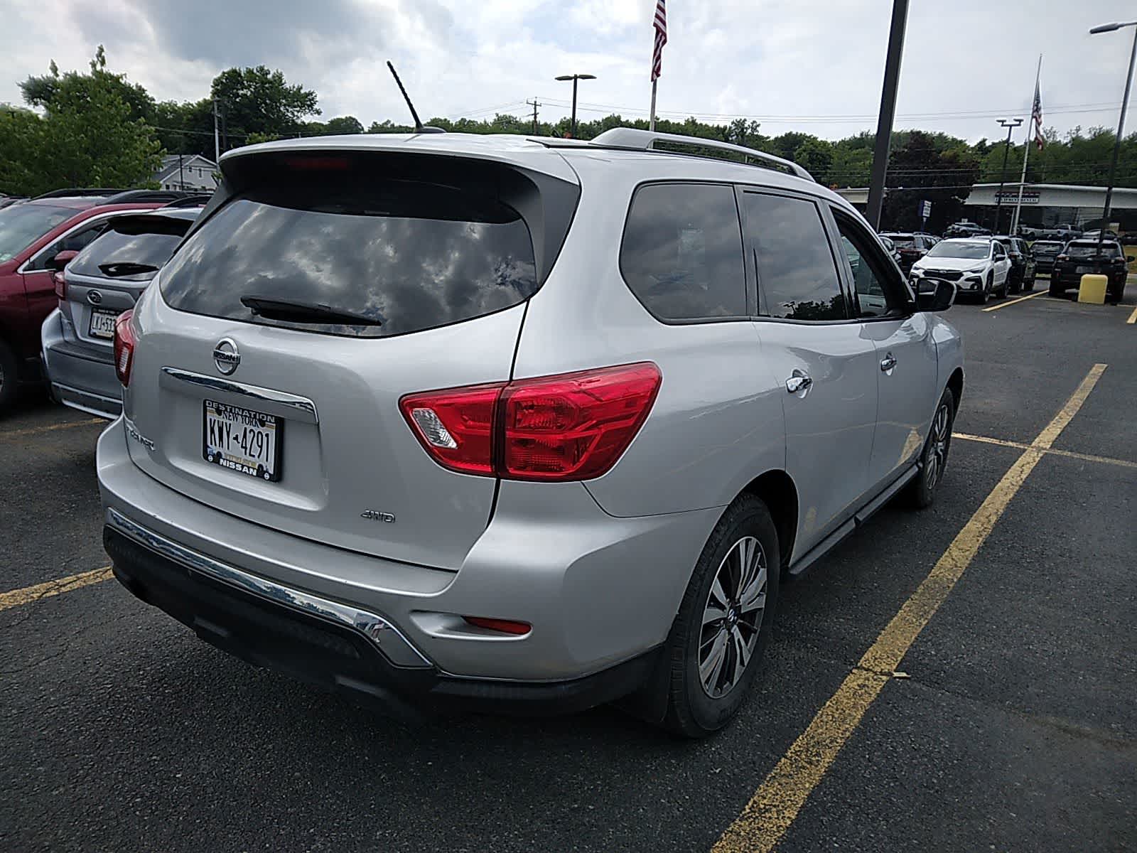 Thumbnail: 2017 Nissan Pathfinder - 3