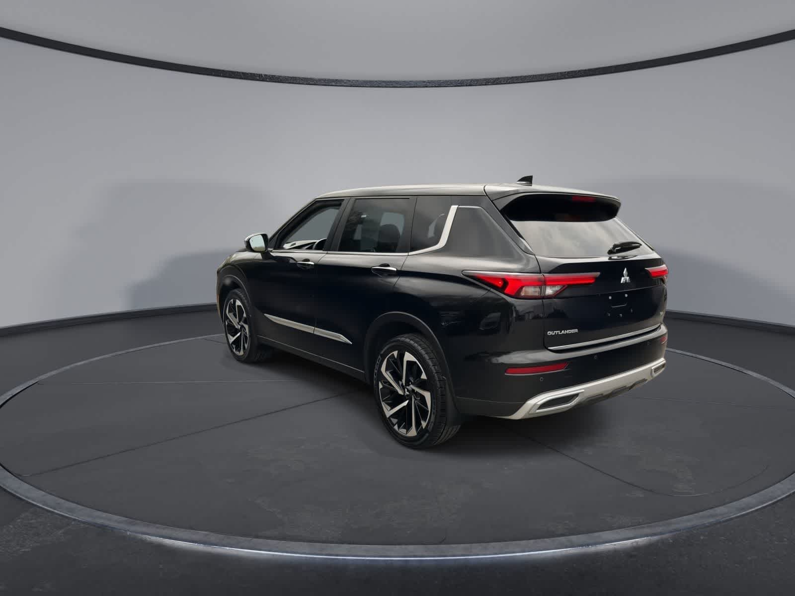 Thumbnail: 2022 Mitsubishi Outlander - 6