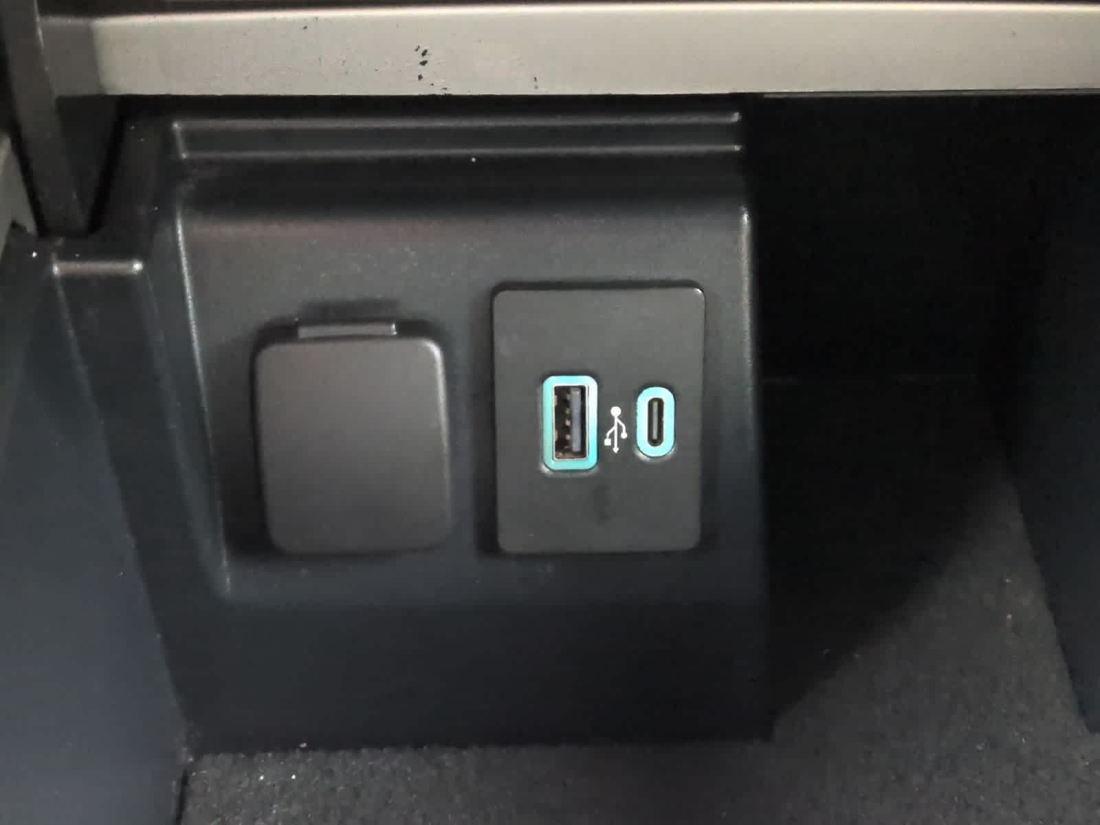 Thumbnail: 2022 Ford Explorer - 33