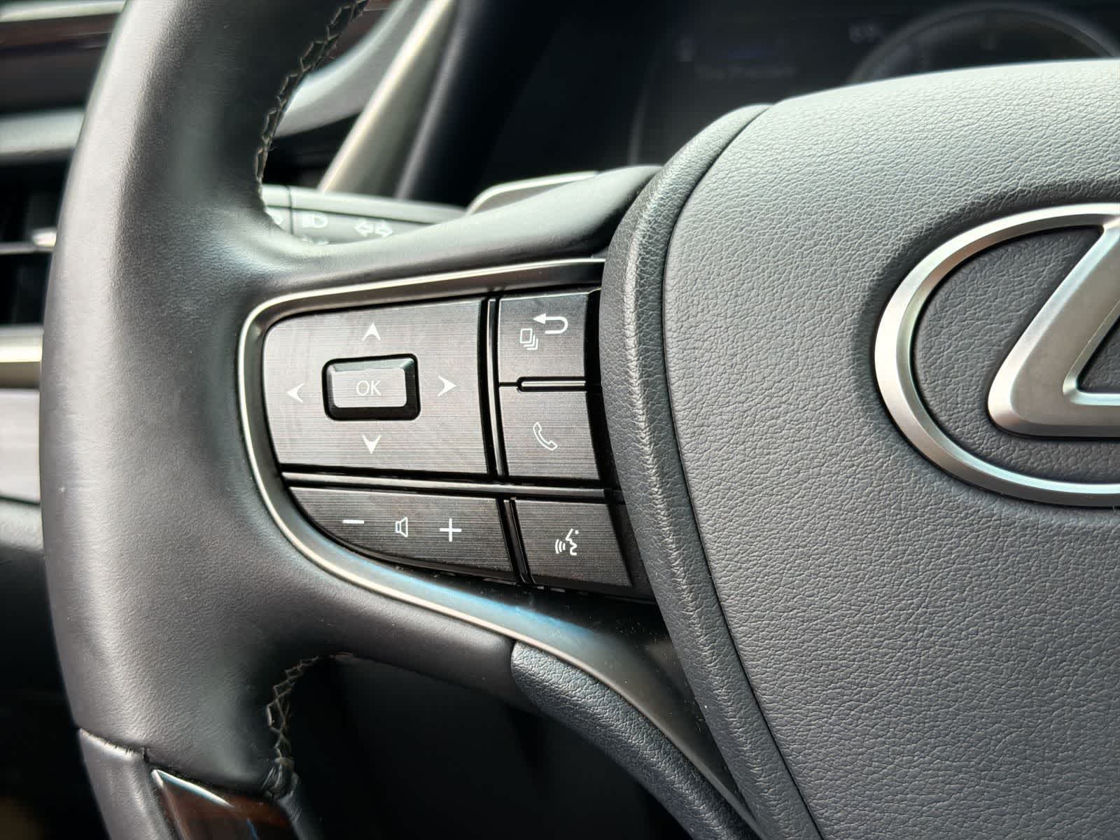 Thumbnail: 2021 Lexus ES - 25