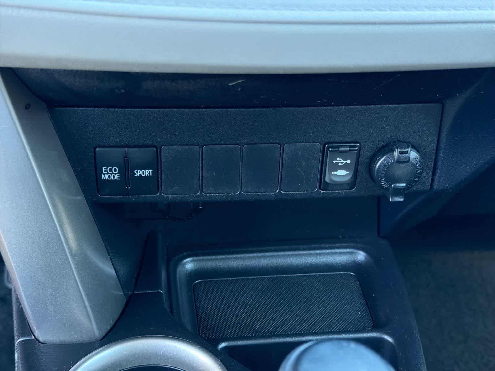 Thumbnail: 2015 Toyota RAV4 - 31