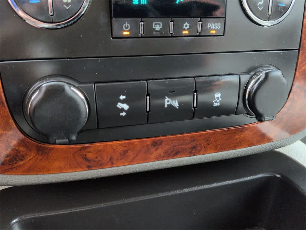 Thumbnail: 2013 Chevrolet Tahoe - 32
