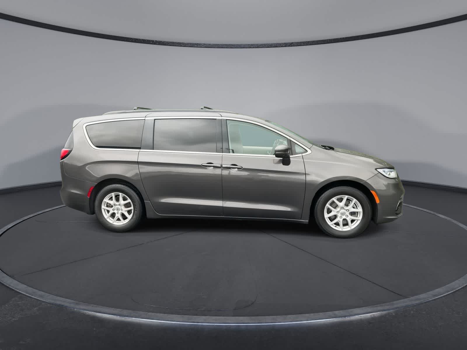 Thumbnail: 2022 Chrysler Pacifica - 9