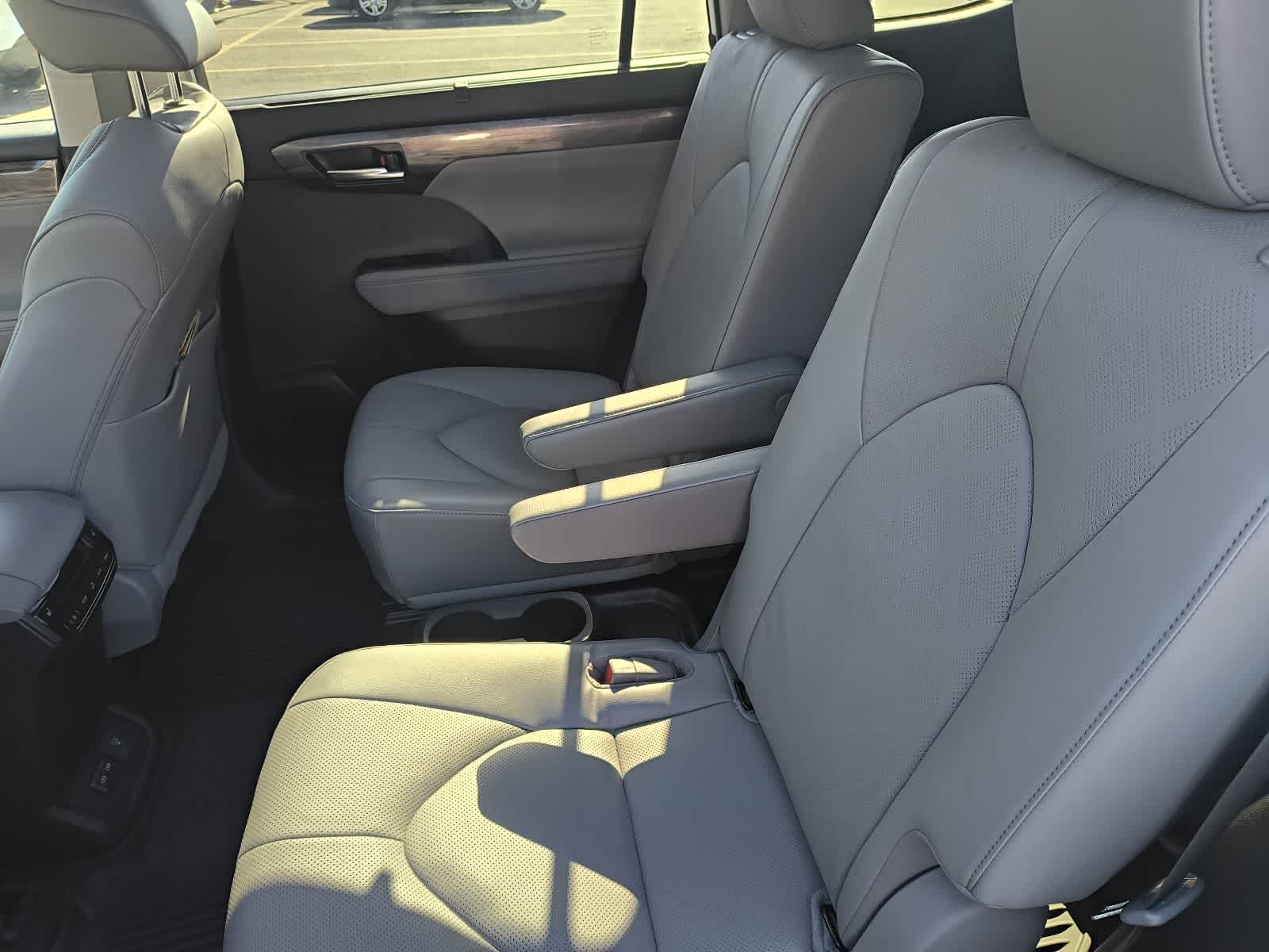 Thumbnail: 2023 Toyota Highlander - 6