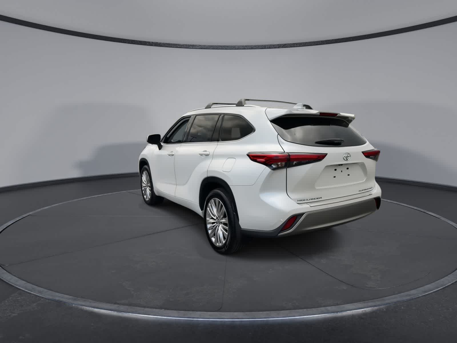 Thumbnail: 2023 Toyota Highlander - 6