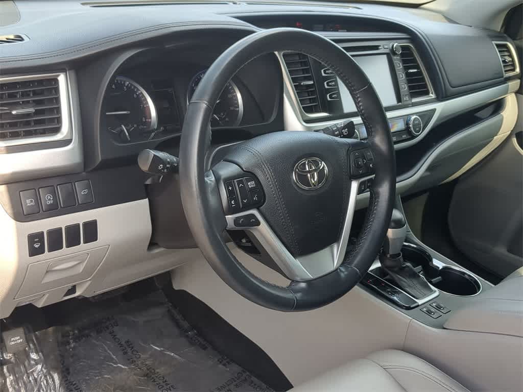 Thumbnail: 2017 Toyota Highlander - 10