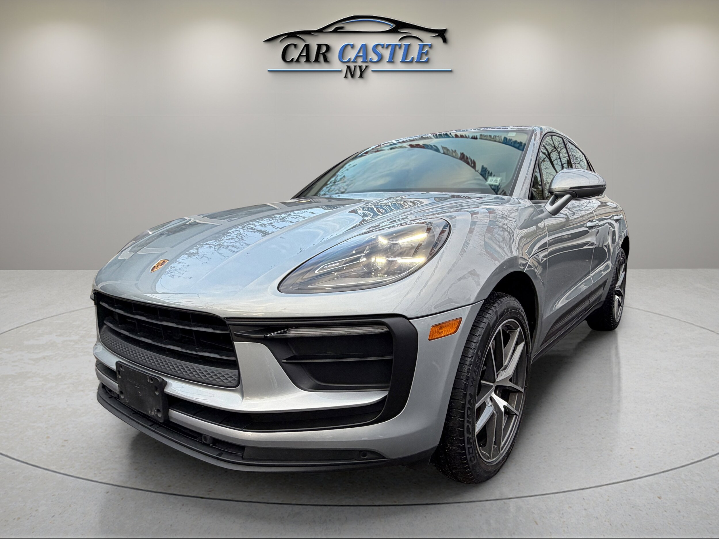 2022 Porsche Macan photo 2