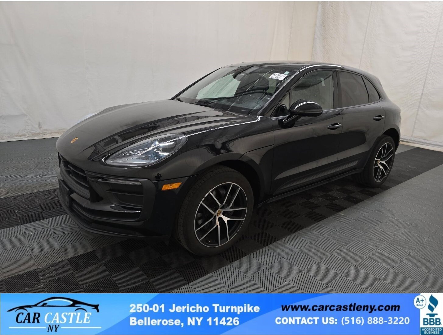2023 Porsche Macan -'s photo