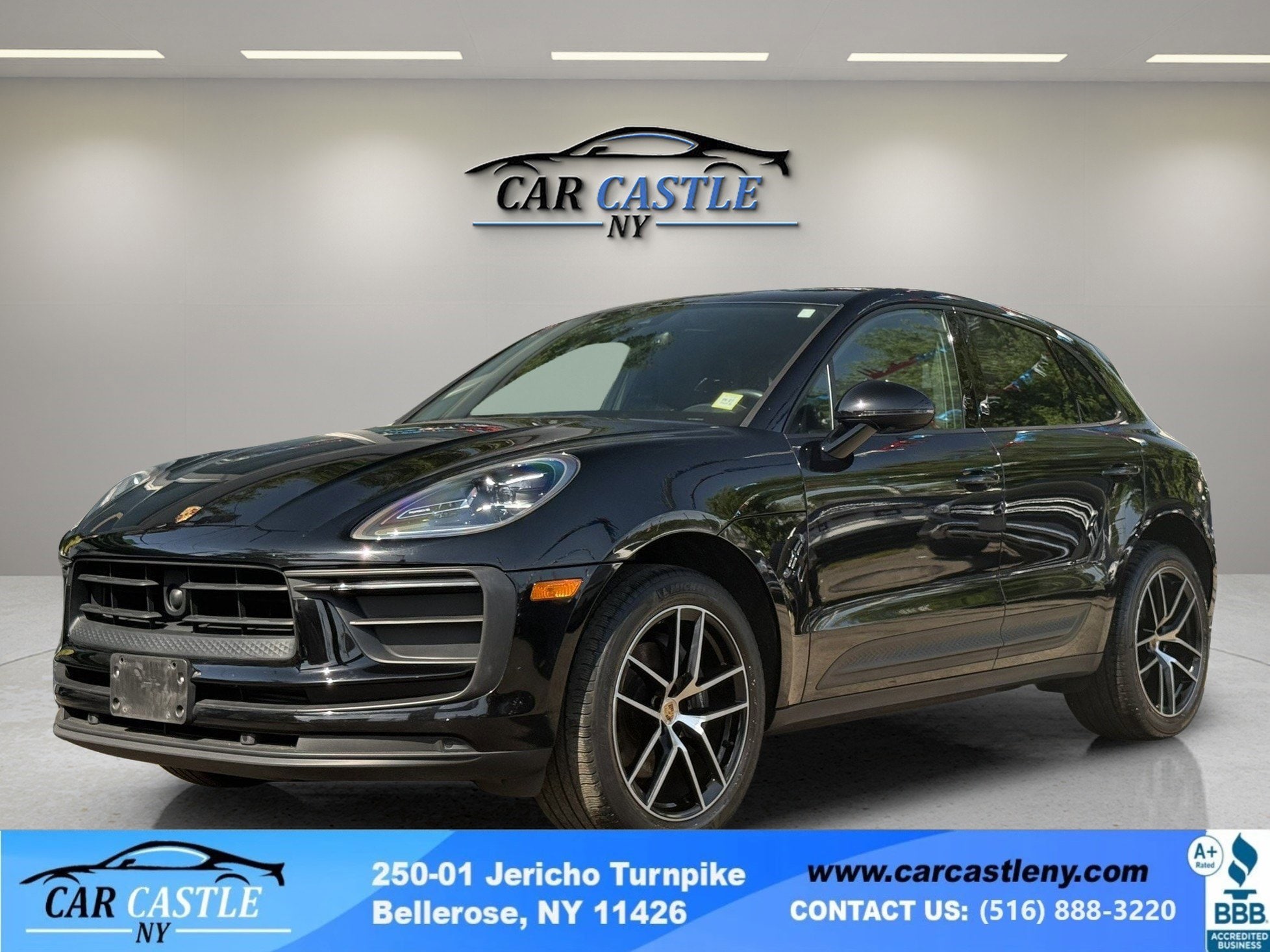 2023 Porsche Macan -'s photo