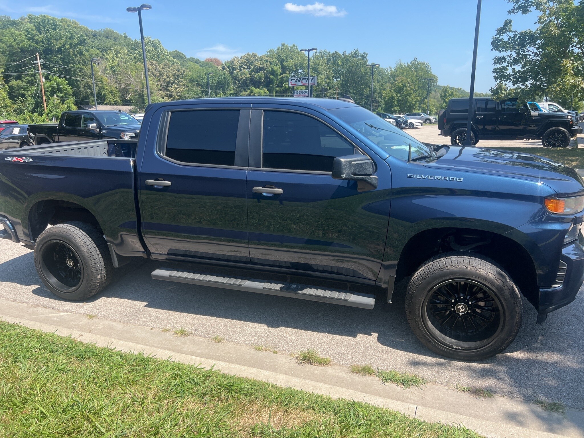 2020 Chevrolet Silverado 1500 Custom photo 2