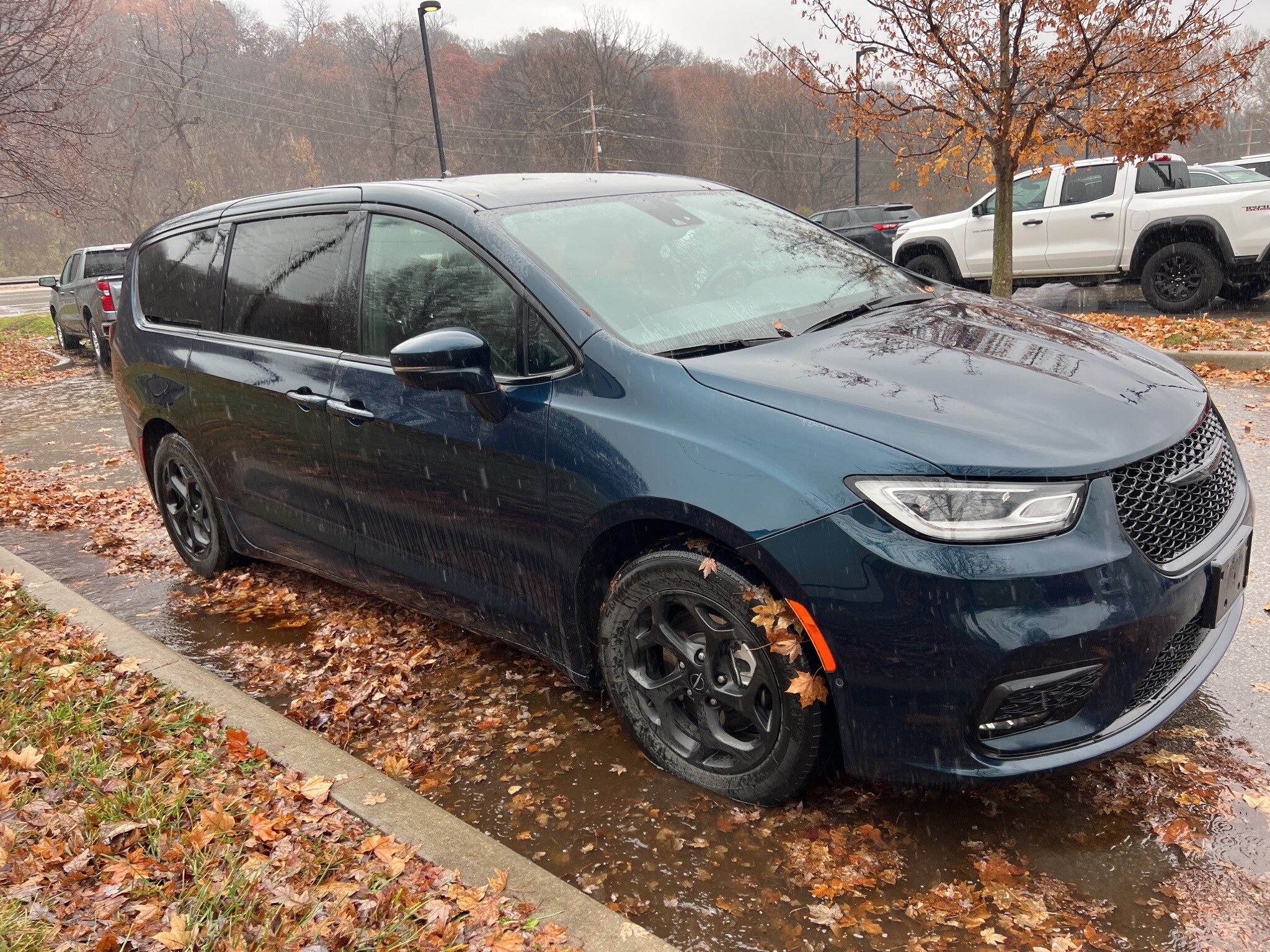2022 Chrysler Pacifica Hybrid Limited photo 2