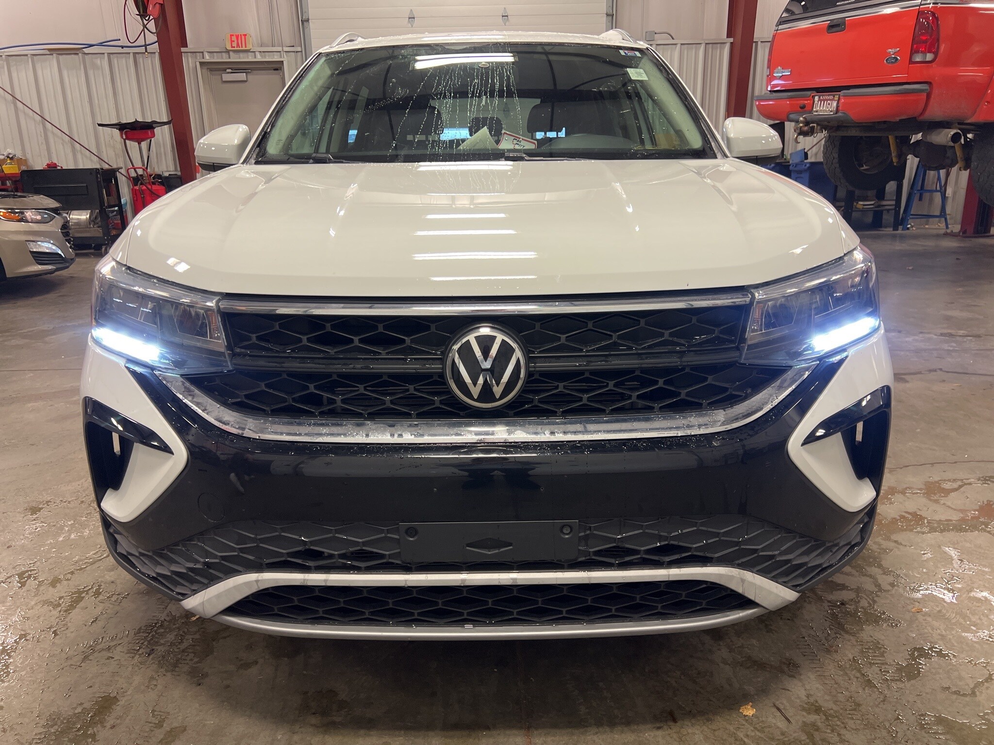 2022 Volkswagen Taos SE photo 2