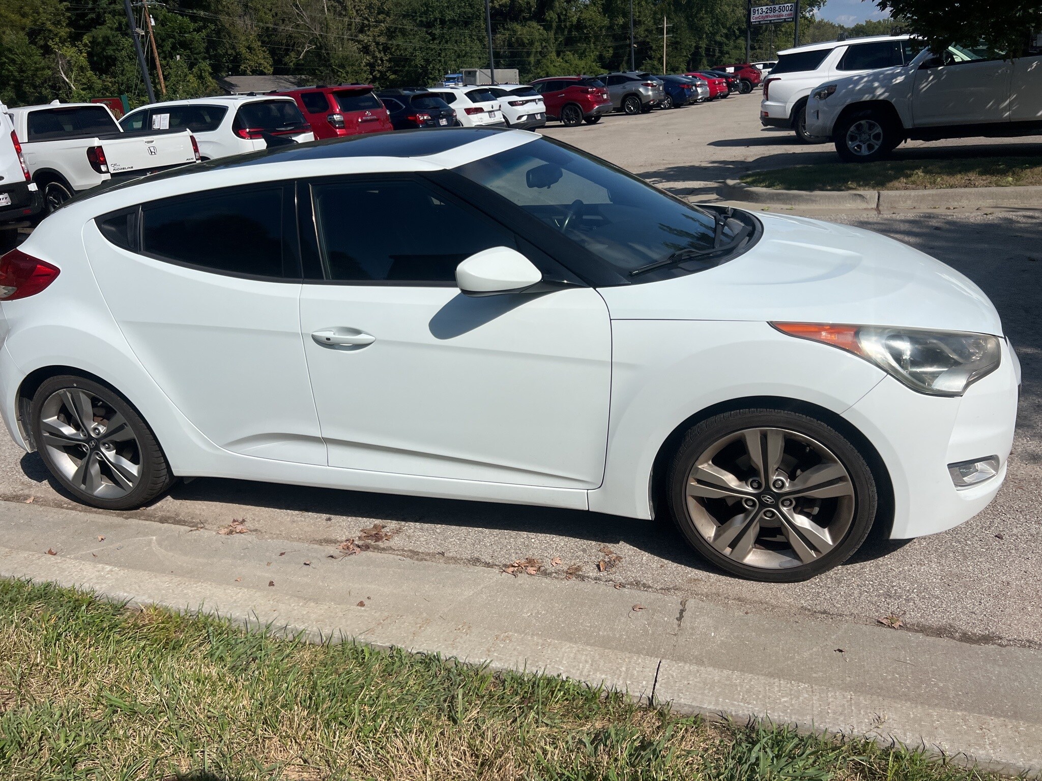 2016 Hyundai Veloster Base photo 3