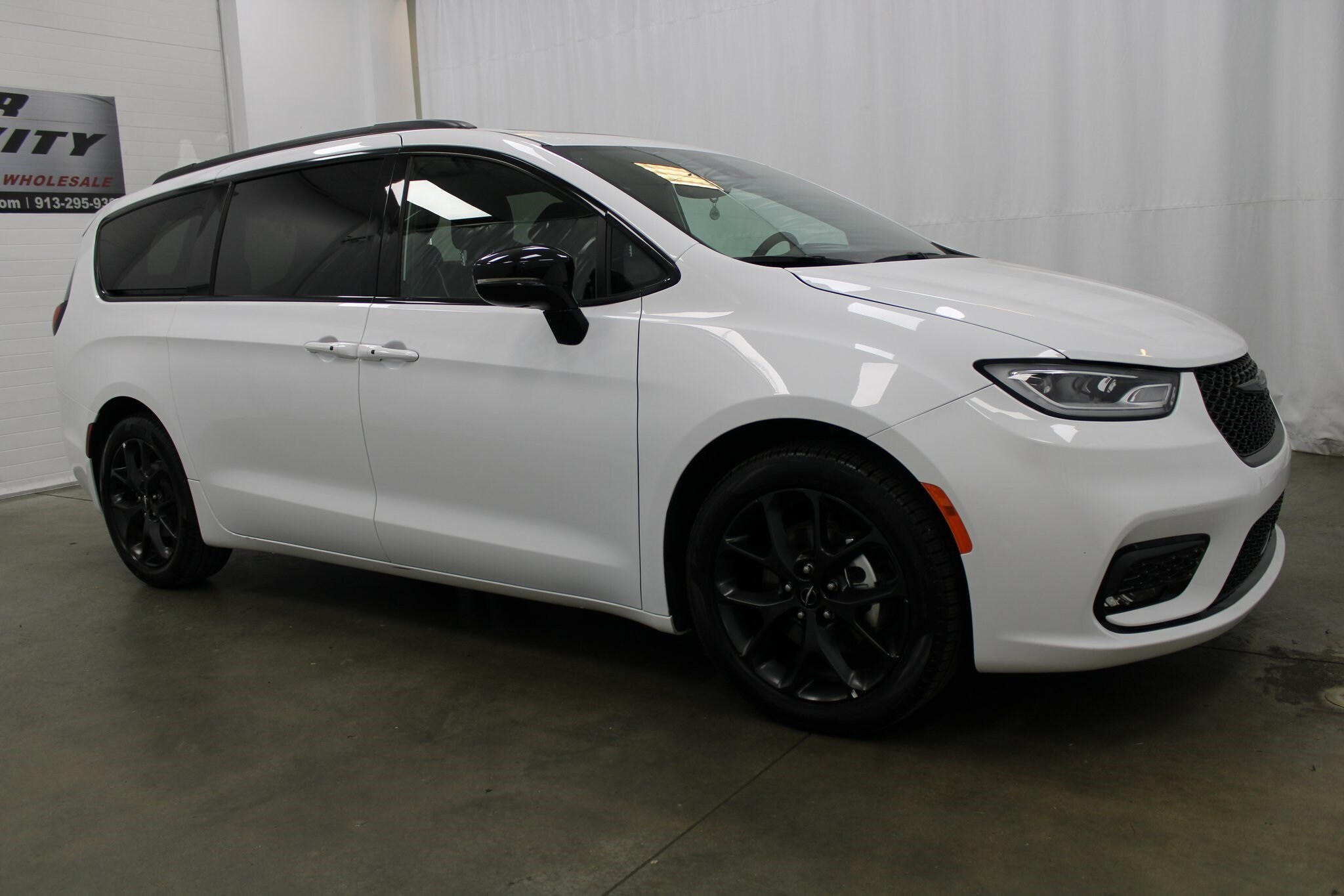 2025 Chrysler Pacifica Limited photo 2