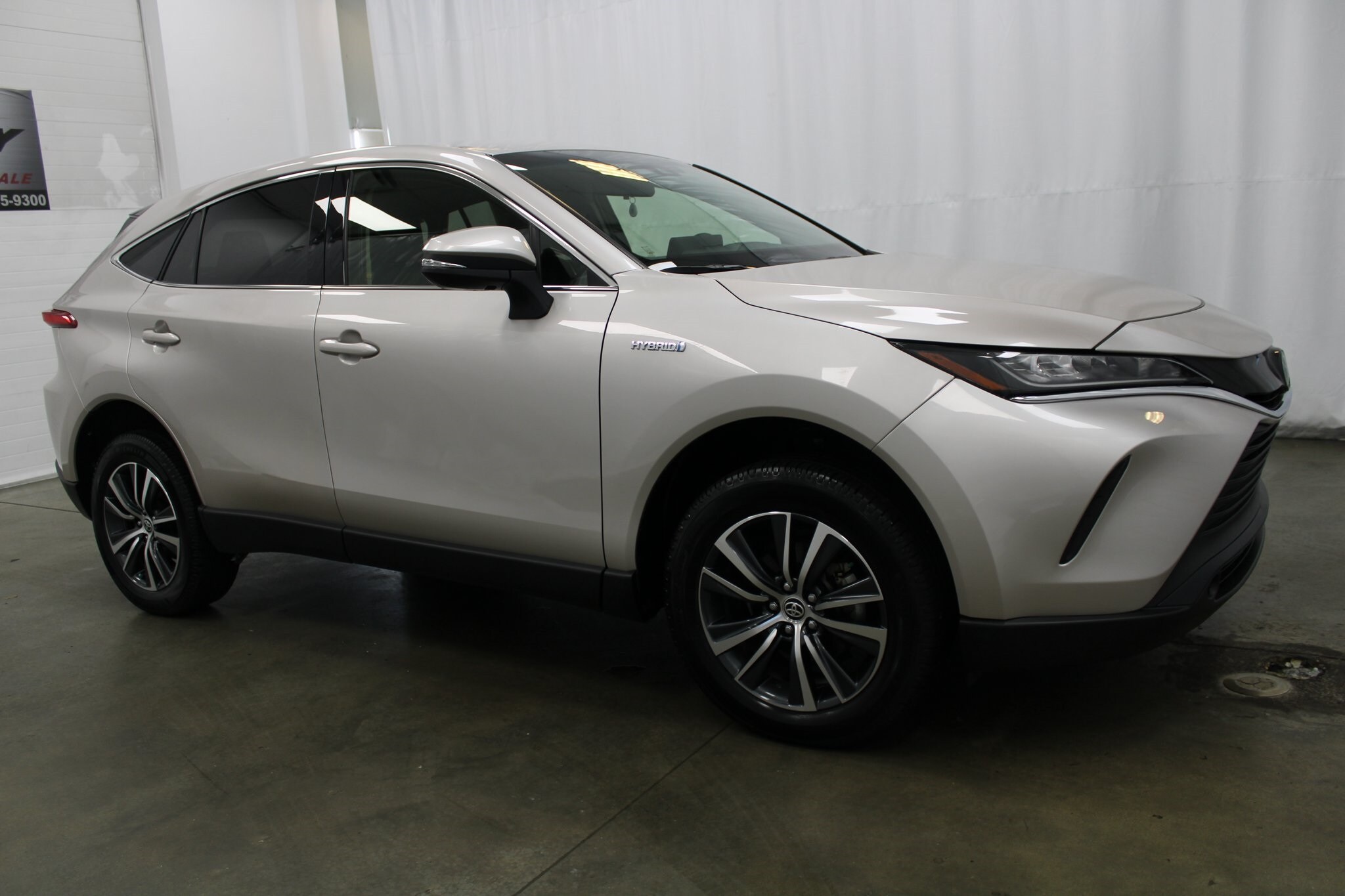 2021 Toyota Venza LE photo 3