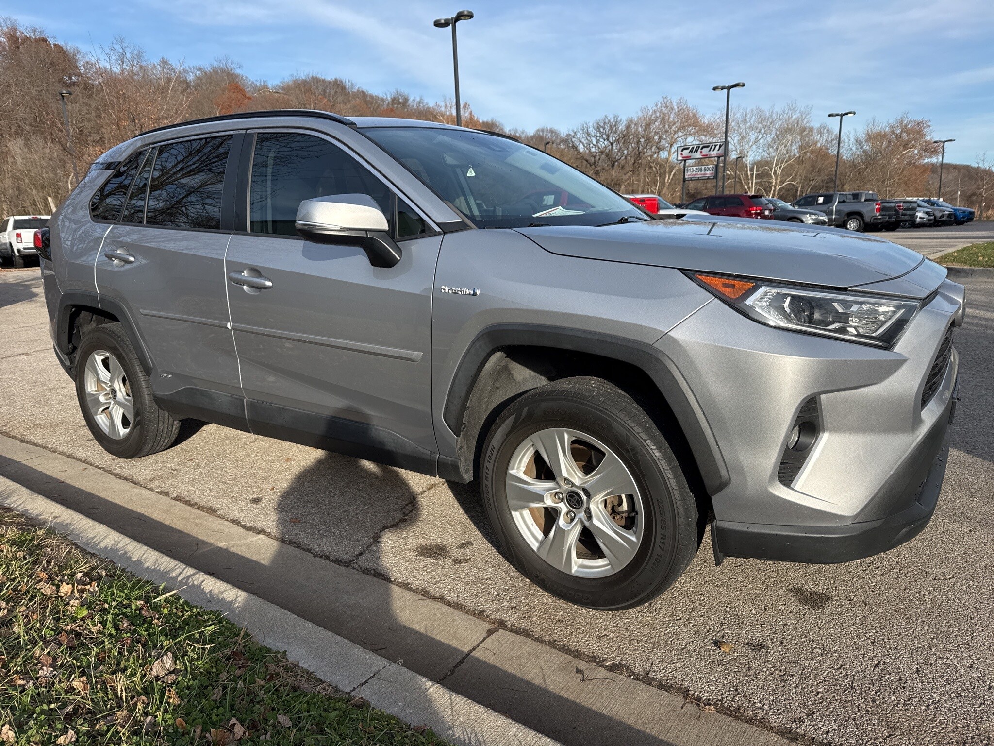 2021 Toyota RAV4 Hybrid XLE photo 3