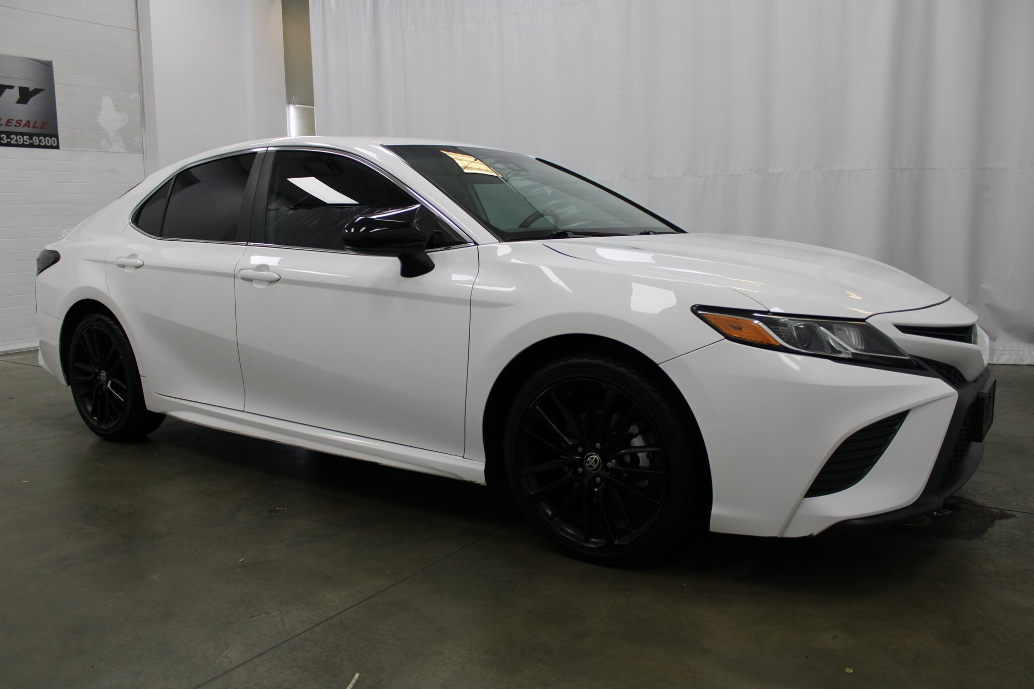 2020 Toyota Camry SE photo 3