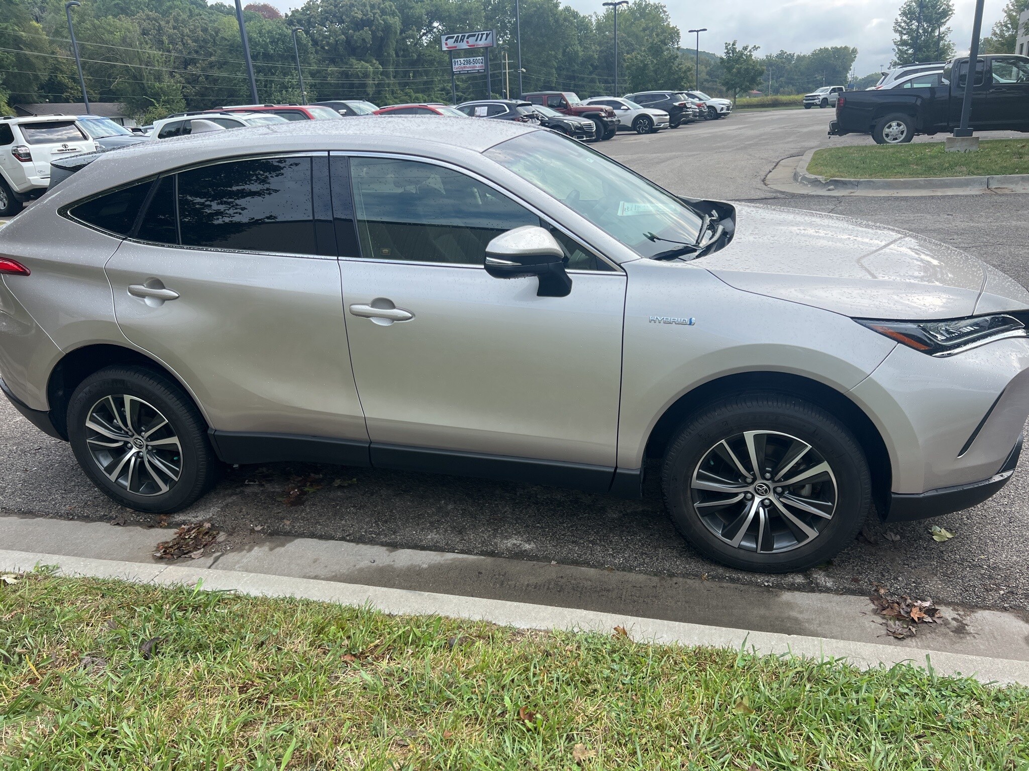 2021 Toyota Venza LE photo 3