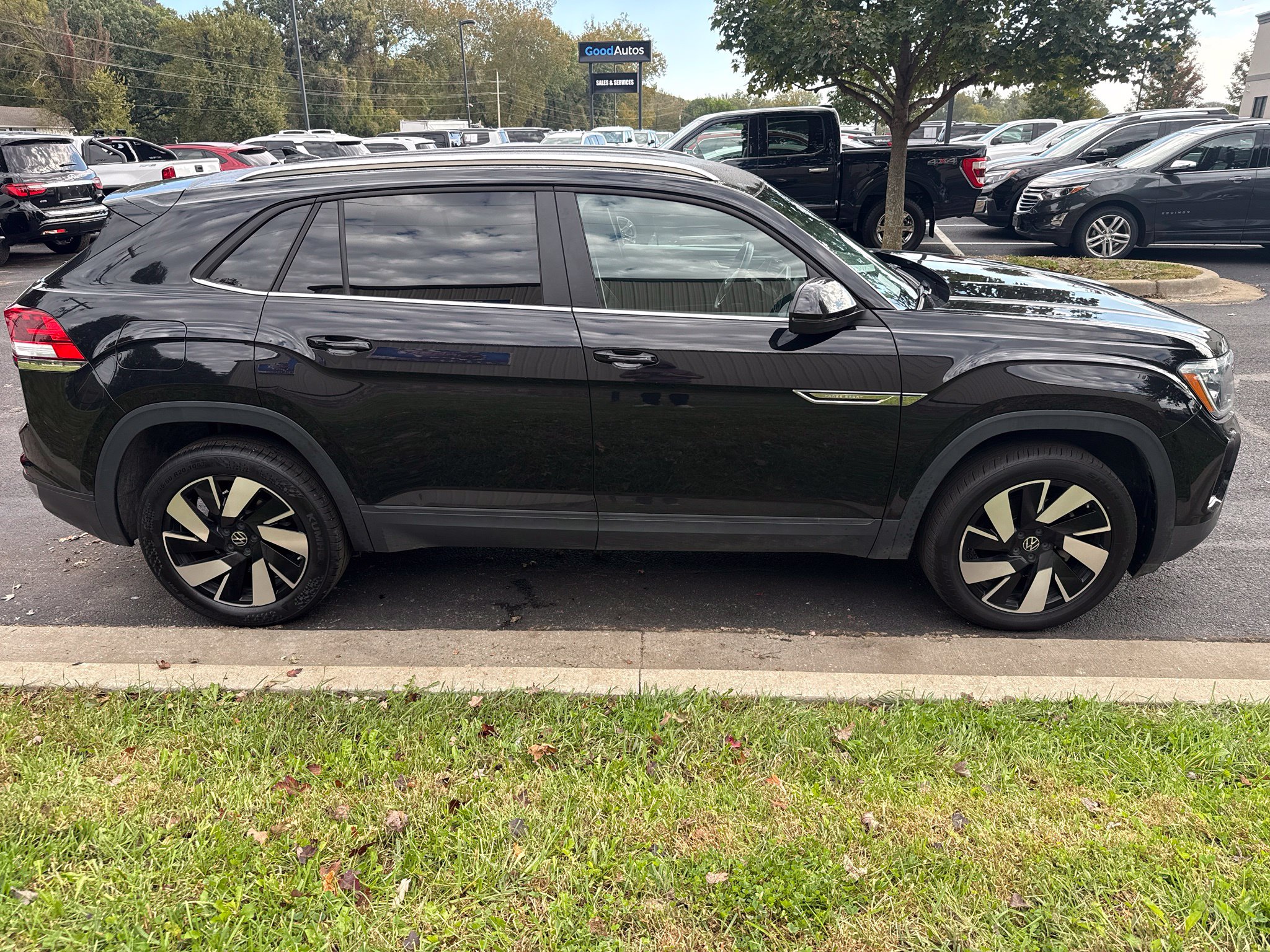 Used 2025 Volkswagen Atlas Cross Sport 2.0T SE w/Technology SUV