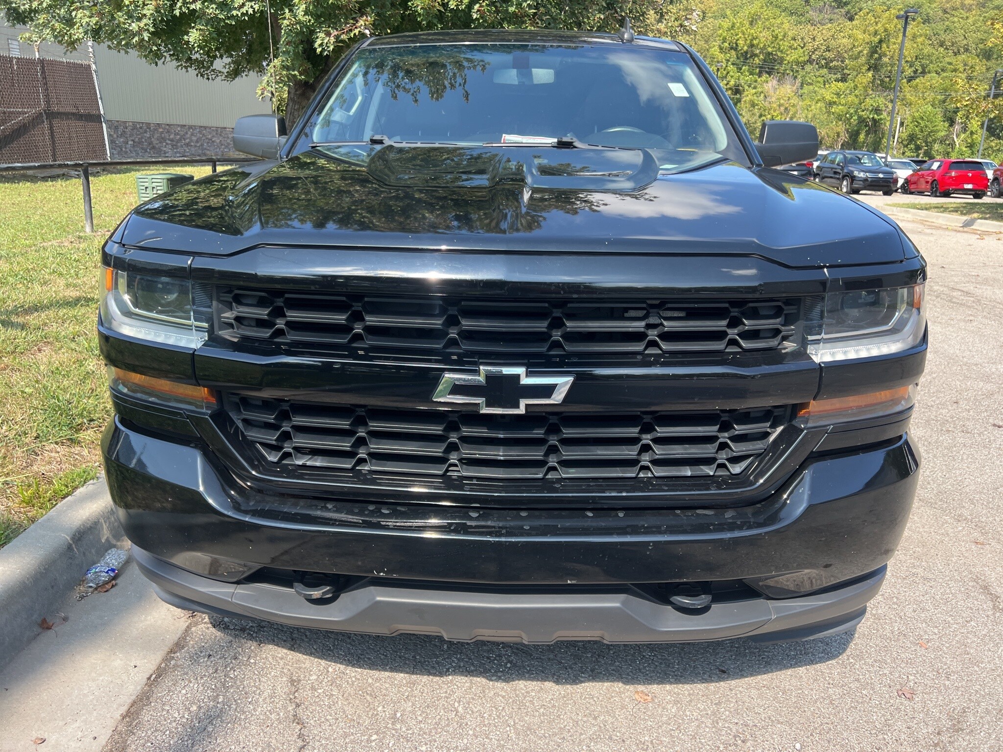 2018 Chevrolet Silverado 1500 Custom photo 2