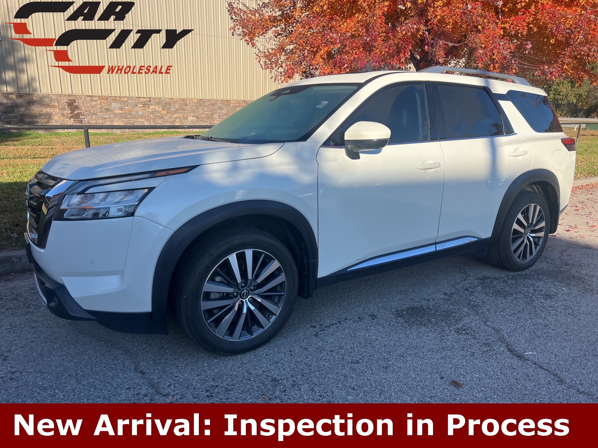 2022 Nissan Pathfinder Platinum's photo