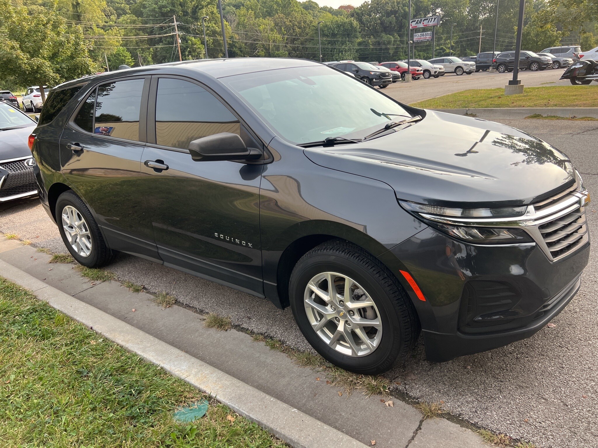 2022 Chevrolet Equinox LS photo 2