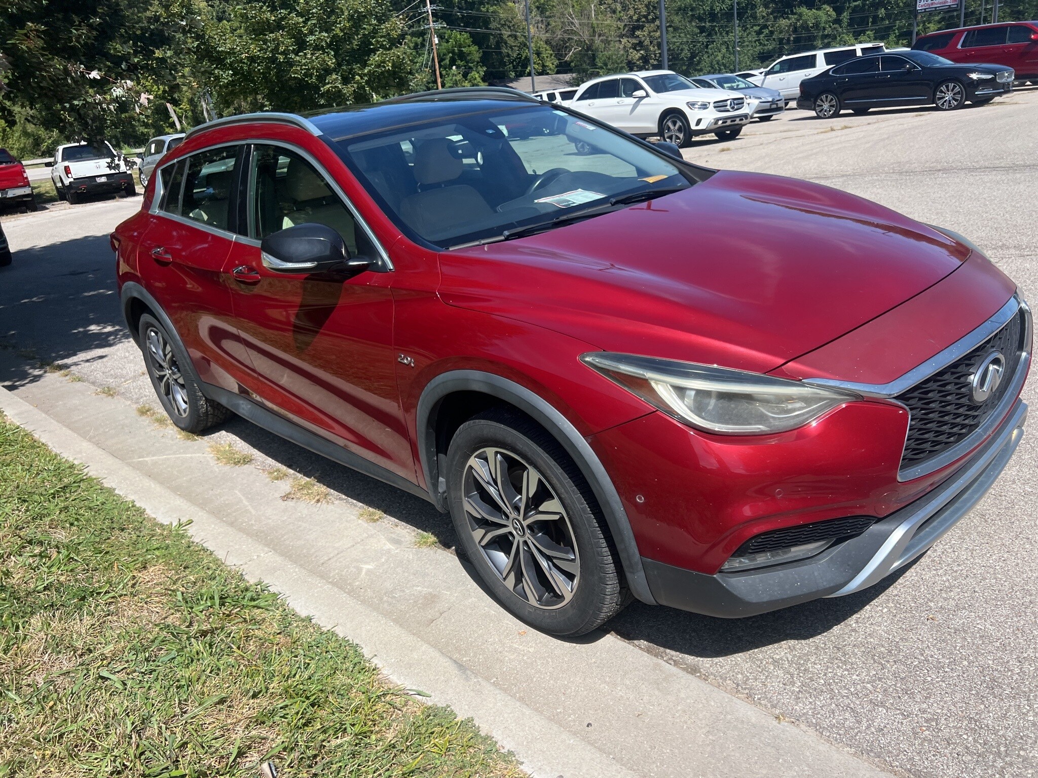 2017 Infiniti QX30 Premium photo 3