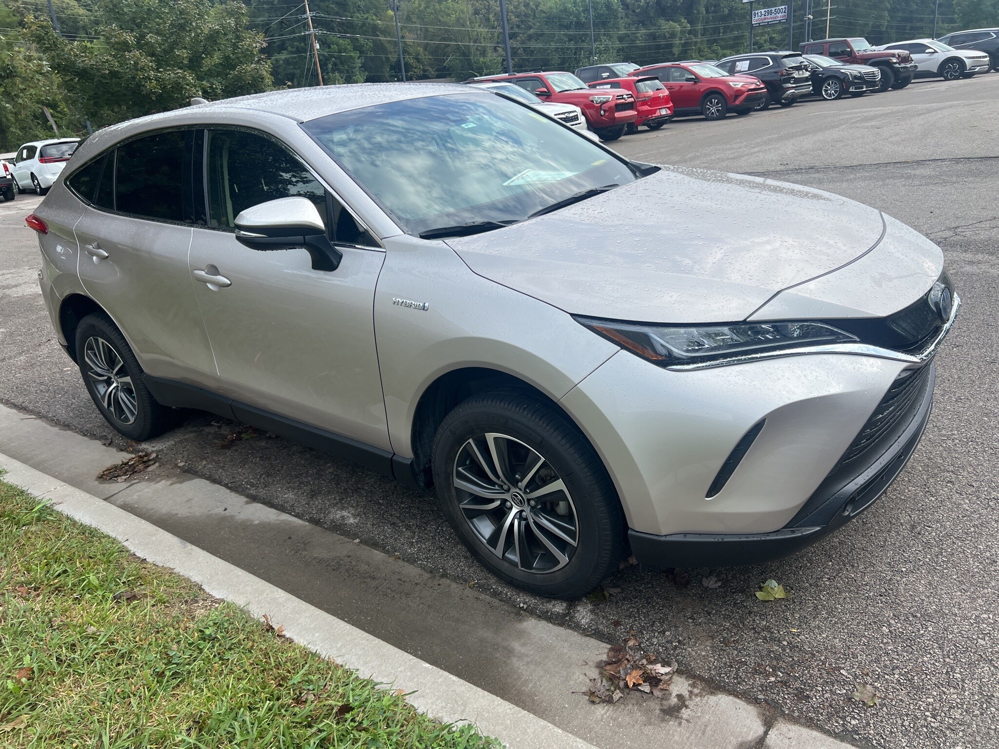 2021 Toyota Venza LE photo 2