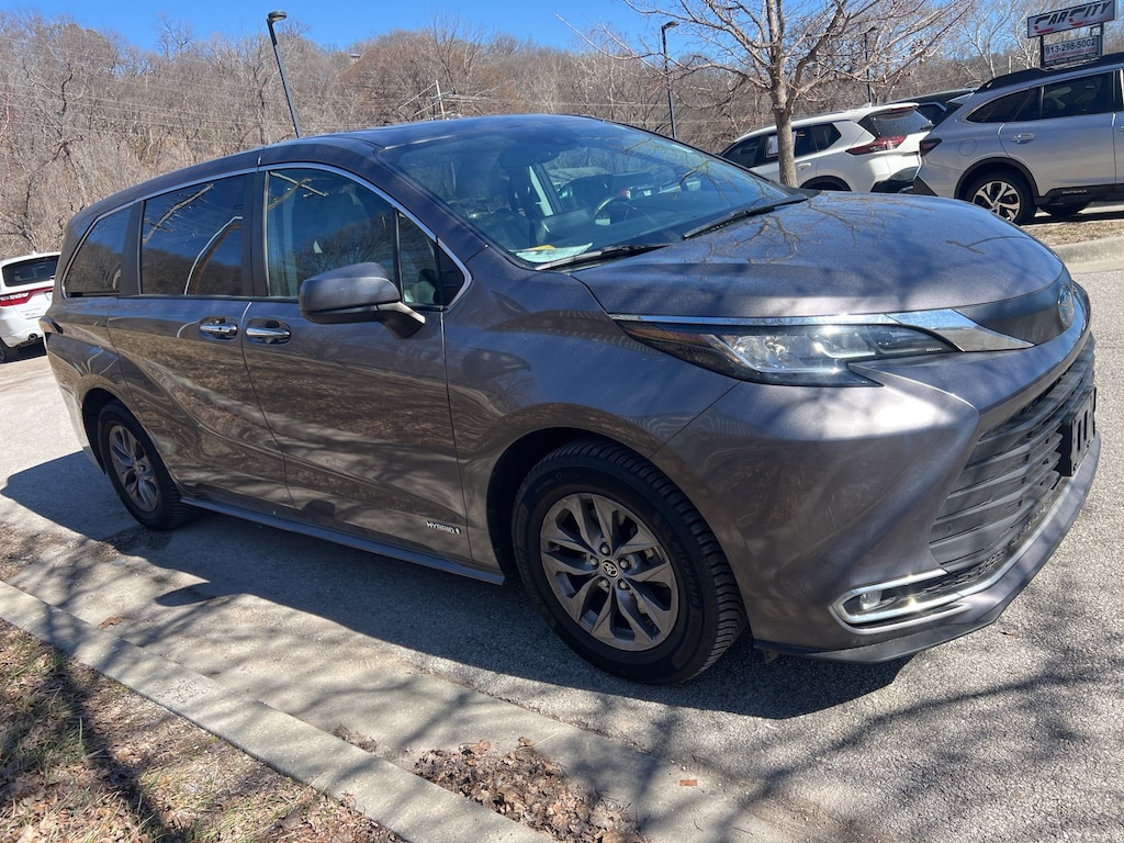 Used 2021 Toyota Sienna XLE Minivan/Van