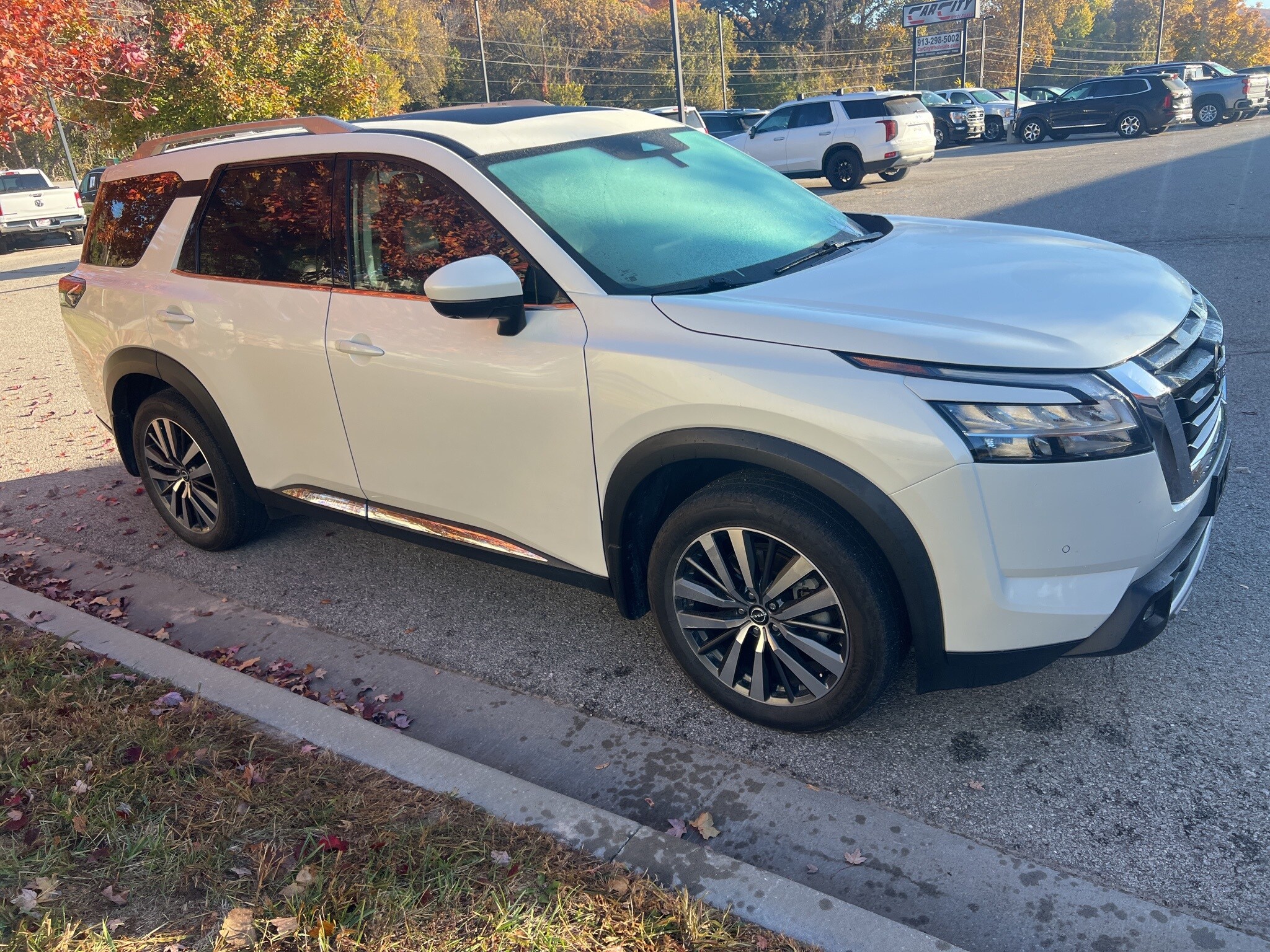 2022 Nissan Pathfinder Platinum photo 3