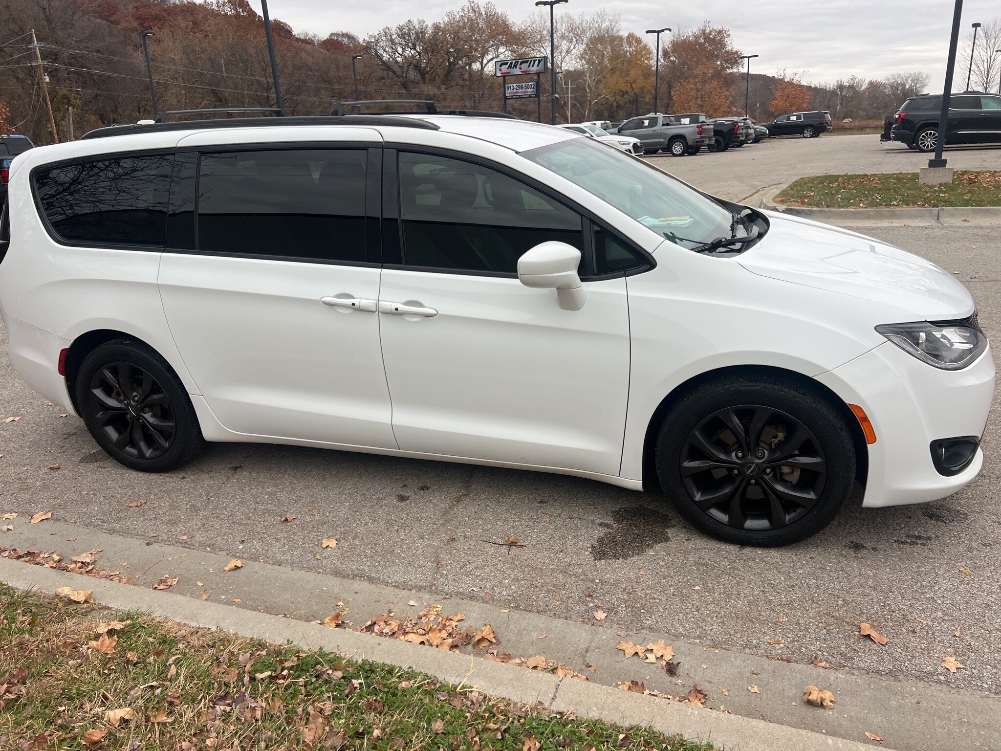 2020 Chrysler Pacifica Touring Plus photo 3
