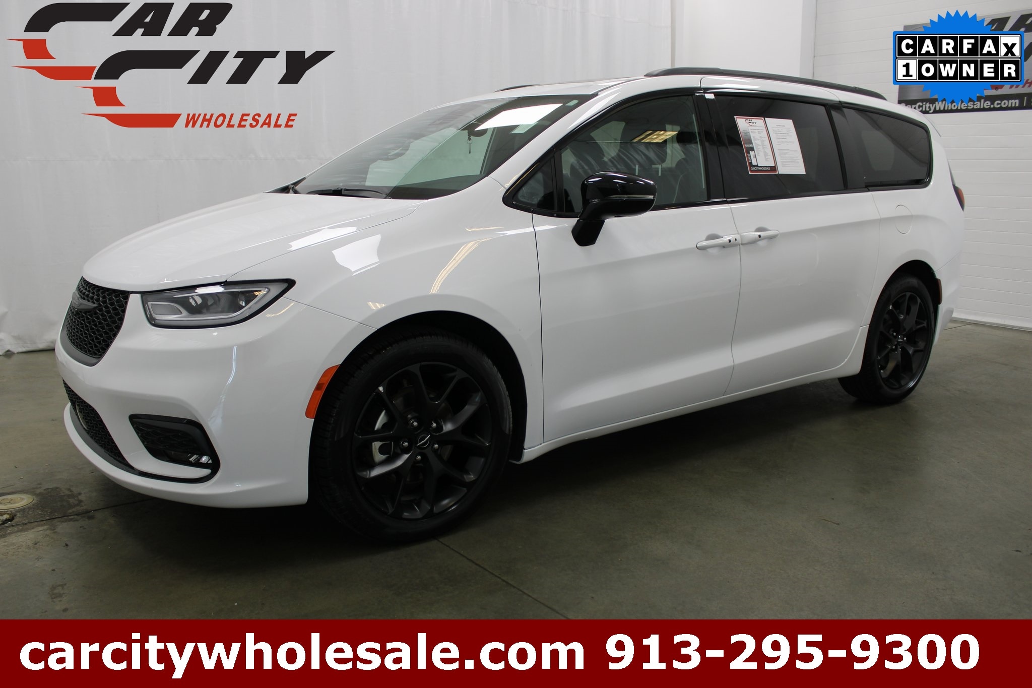 2025 Chrysler Pacifica Limited's photo