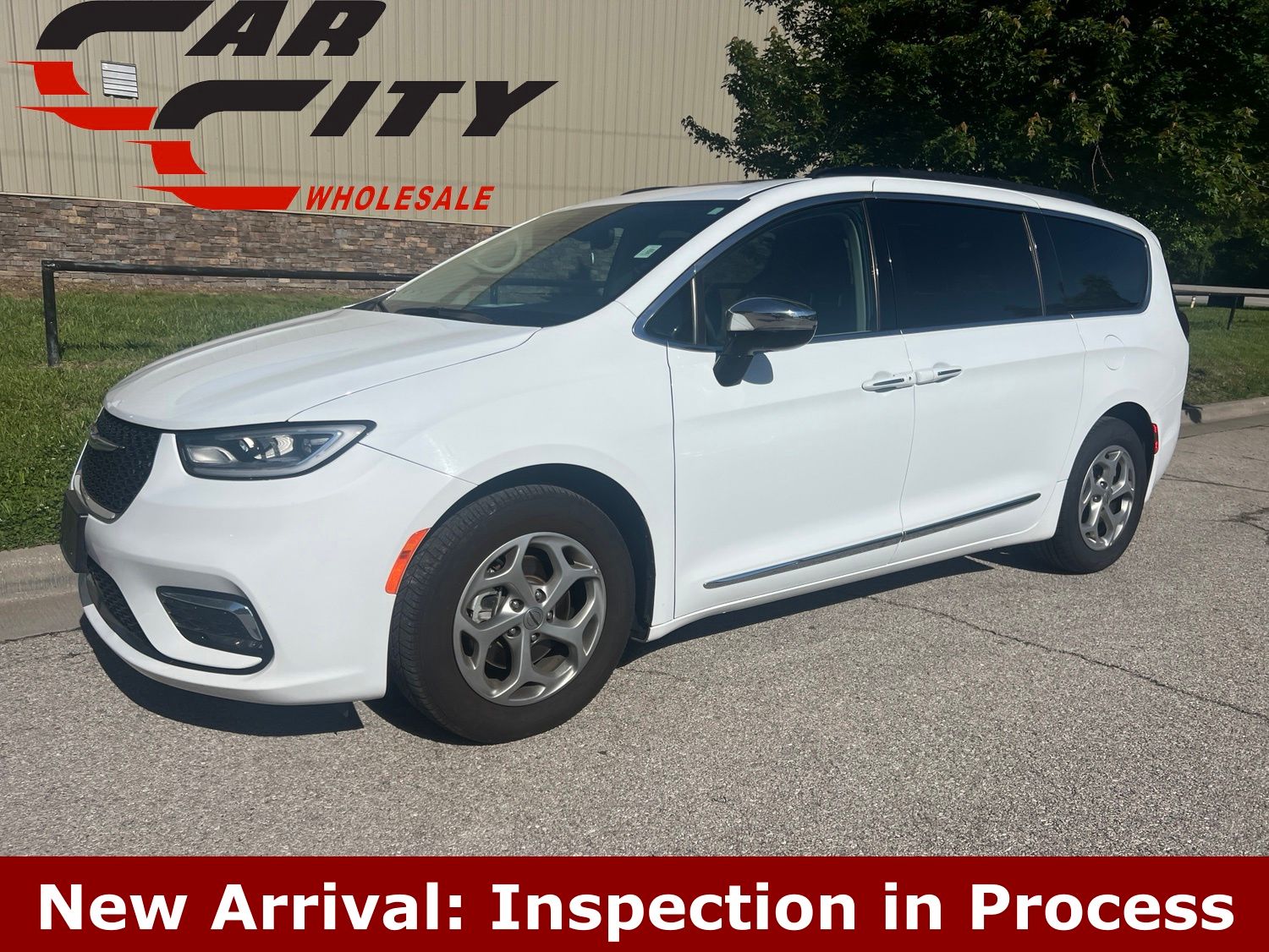 2023 Chrysler Pacifica Limited's photo