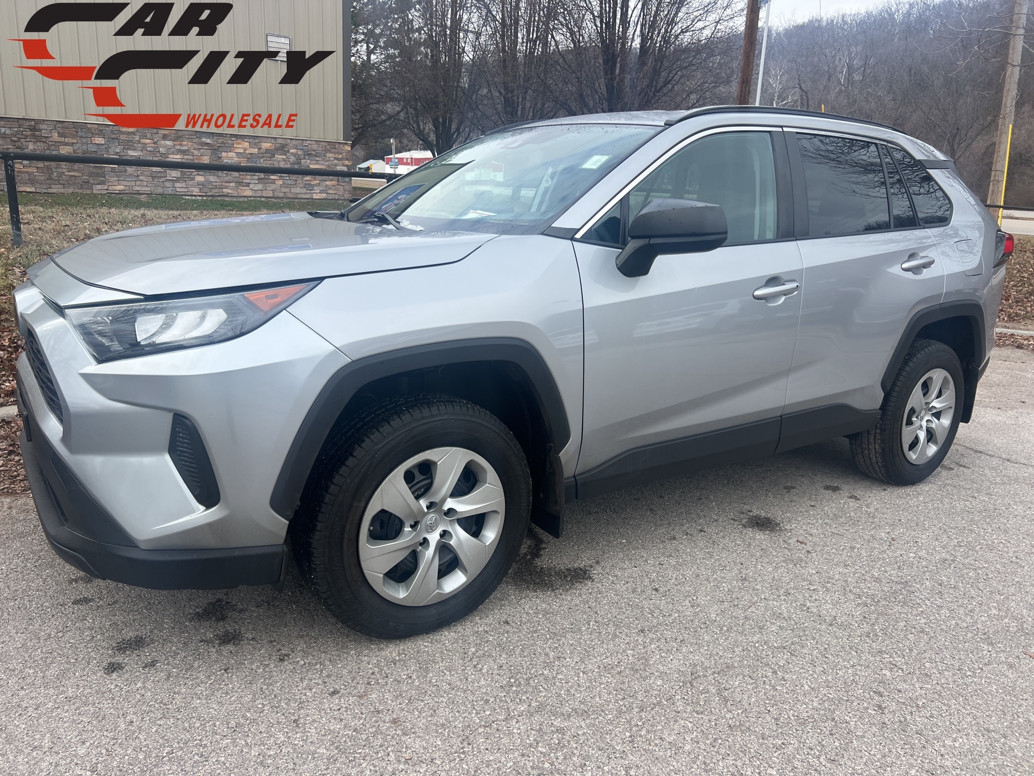 2021 Toyota RAV4 LE's photo