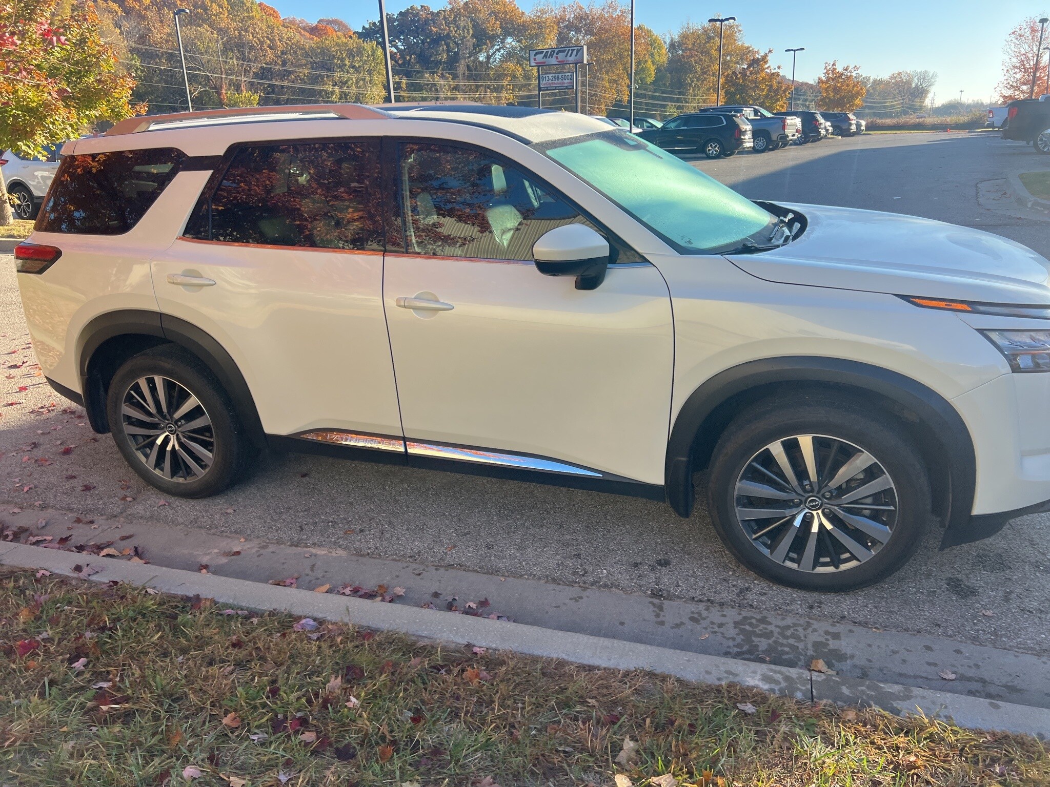 2022 Nissan Pathfinder Platinum photo 4