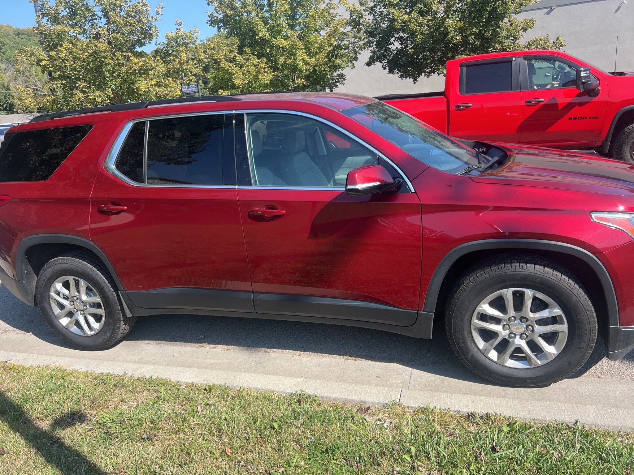 2019 Chevrolet Traverse 3LT photo 2
