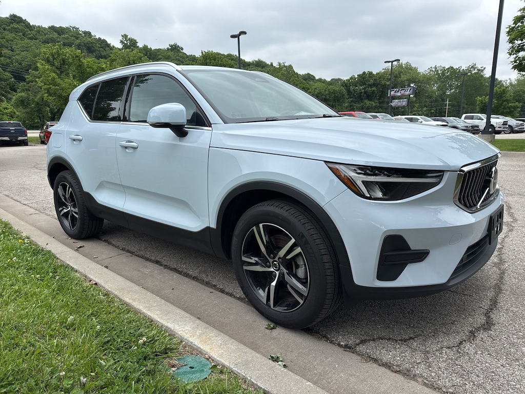 Used 2025 Volvo XC40 B5 Core SUV