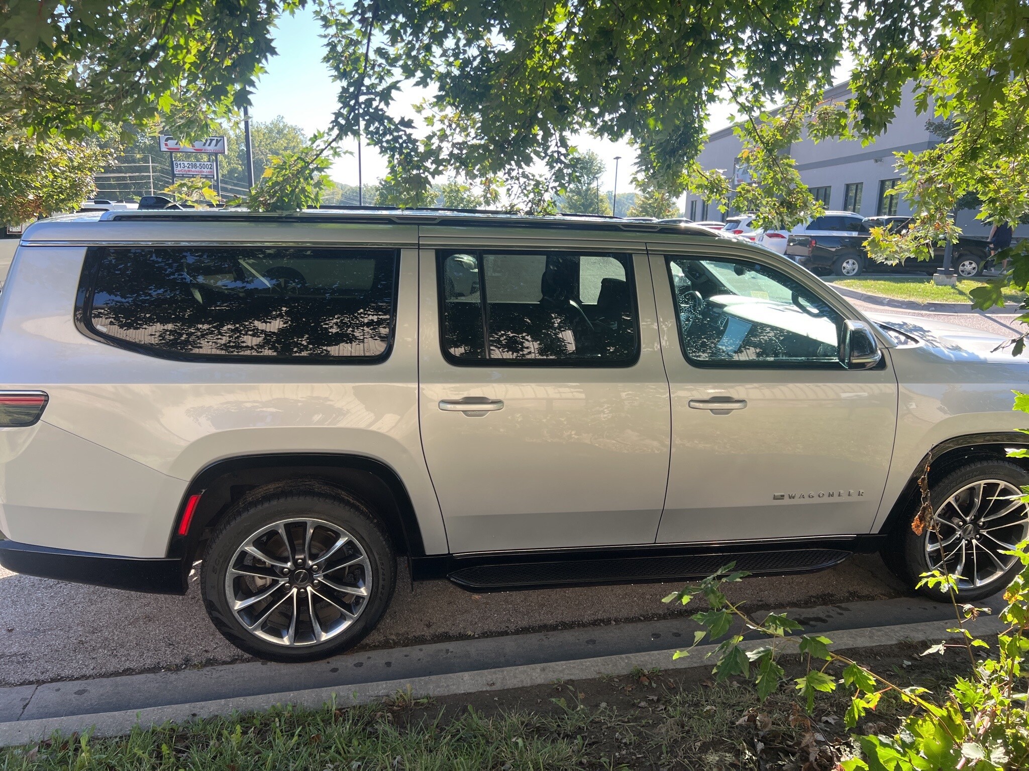 2024 Jeep Wagoneer L Series II photo 2
