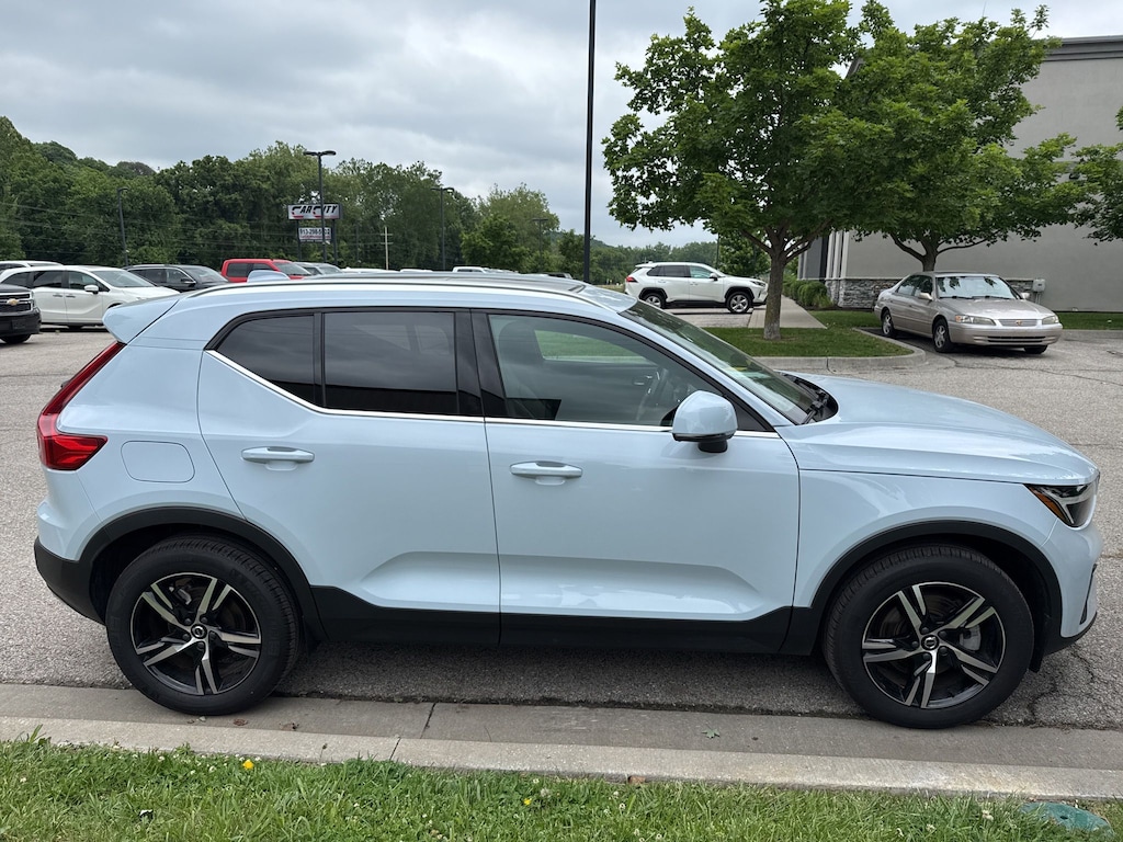 Used 2025 Volvo XC40 B5 Core SUV