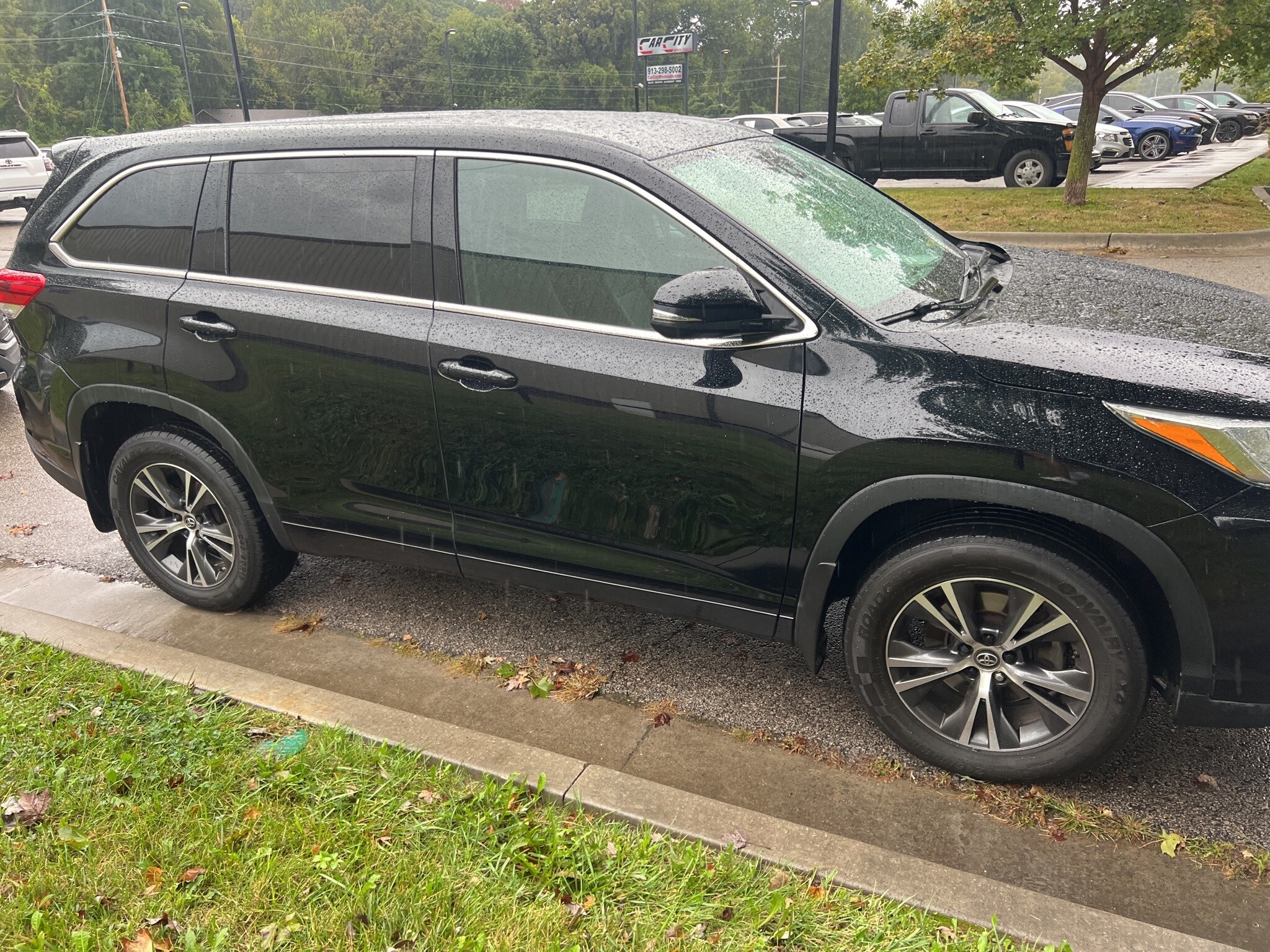2018 Toyota Highlander LE photo 2