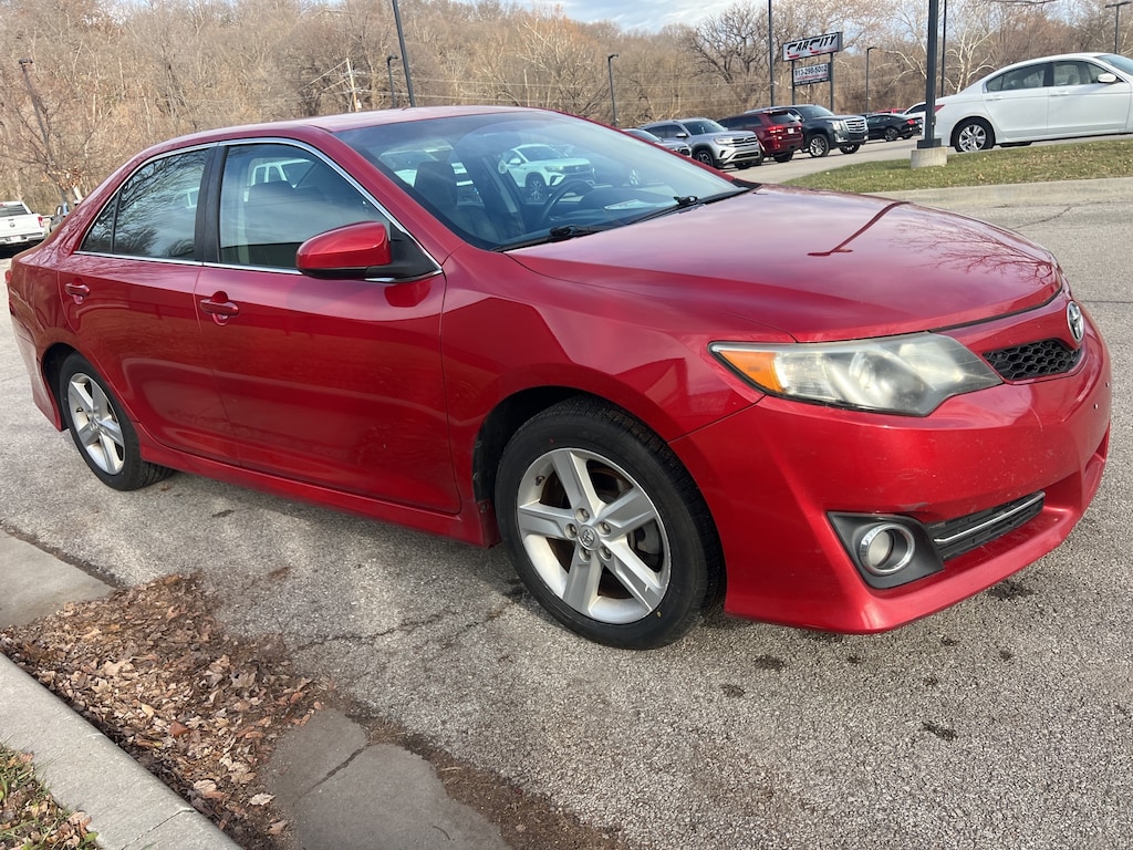 Used 2014 Toyota Camry SE Sedan