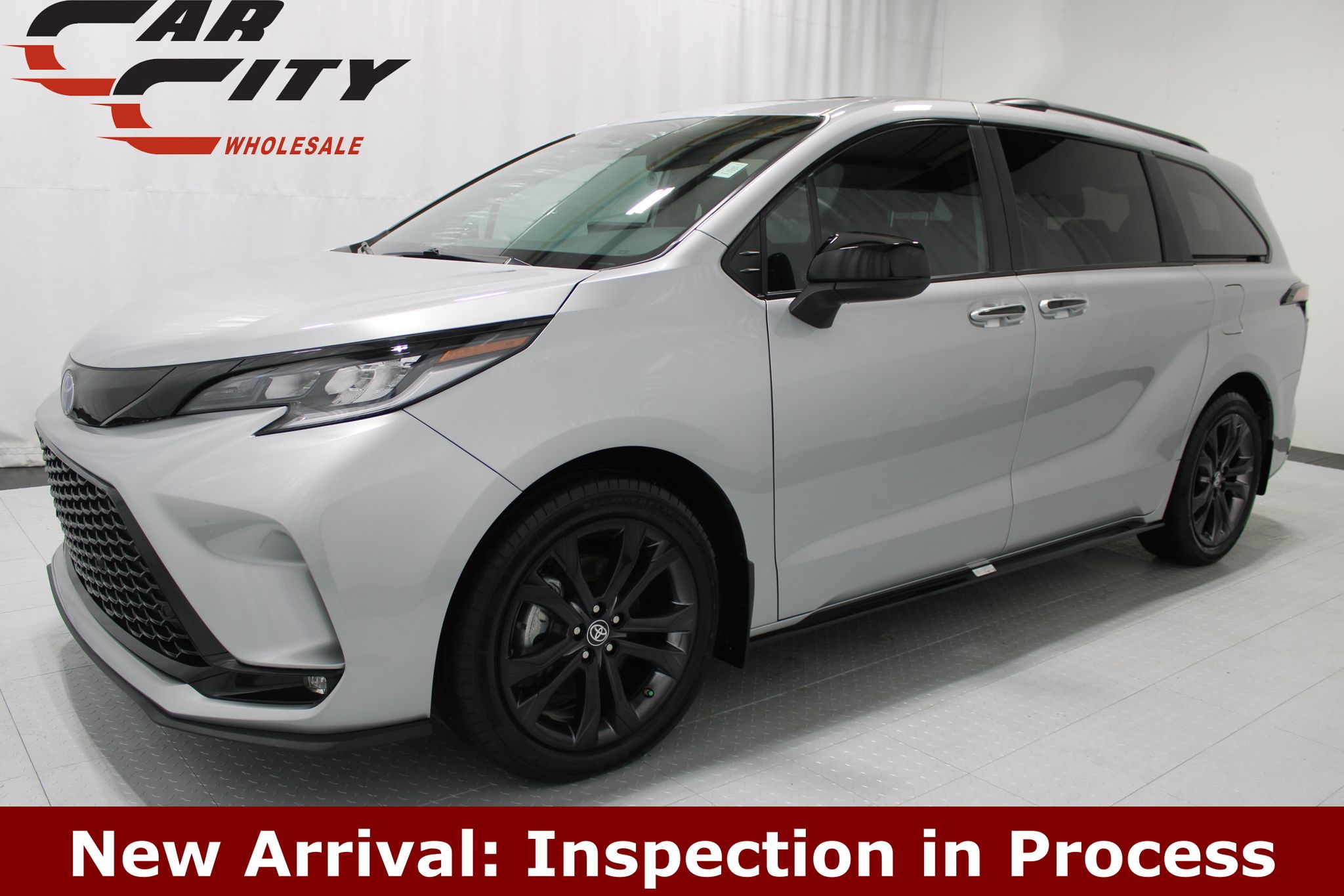 2025 Toyota Sienna XSE 7-Passenger Hybrid FWD's photo