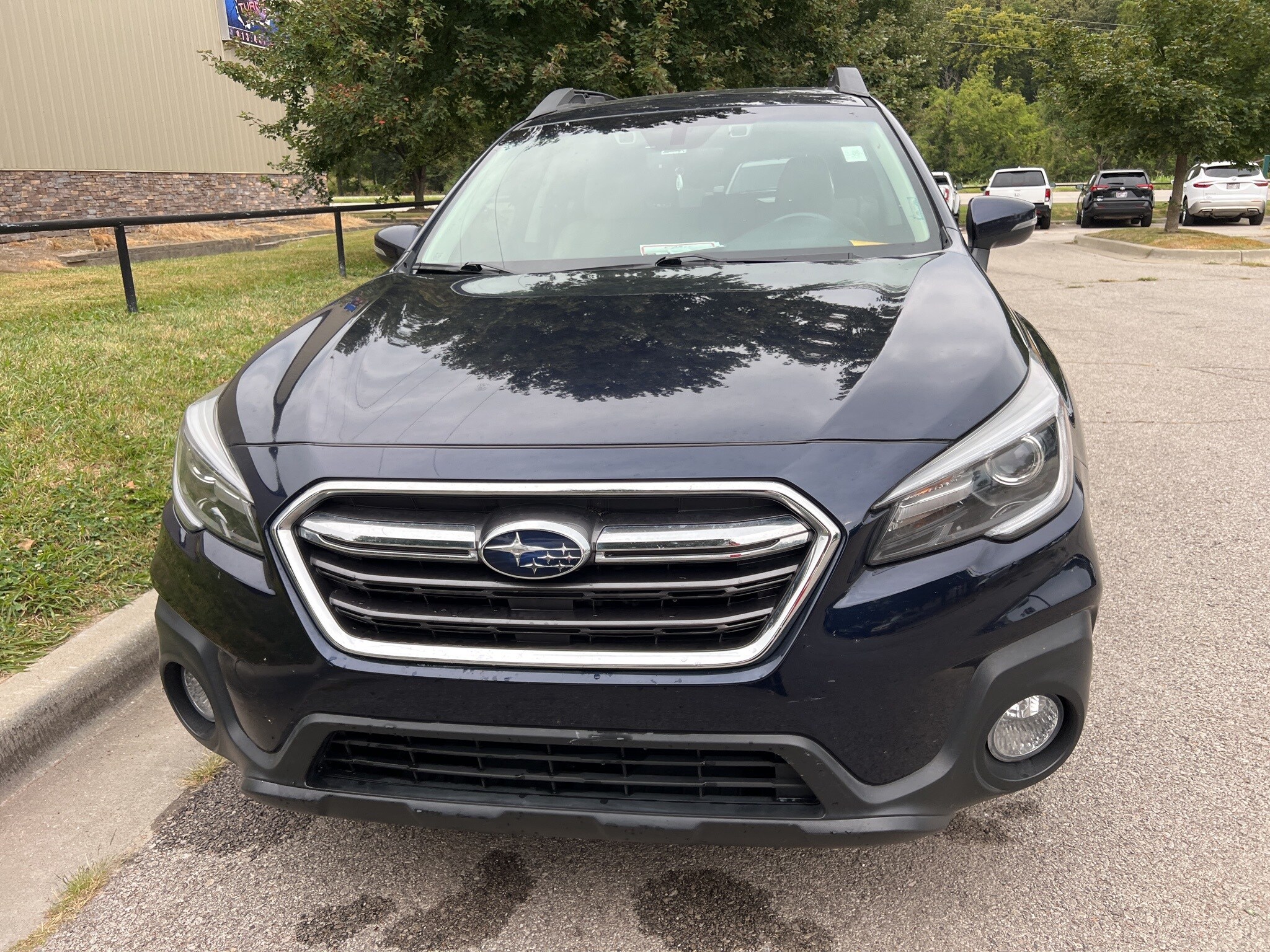 2018 Subaru Outback 3.6R Limited photo 2