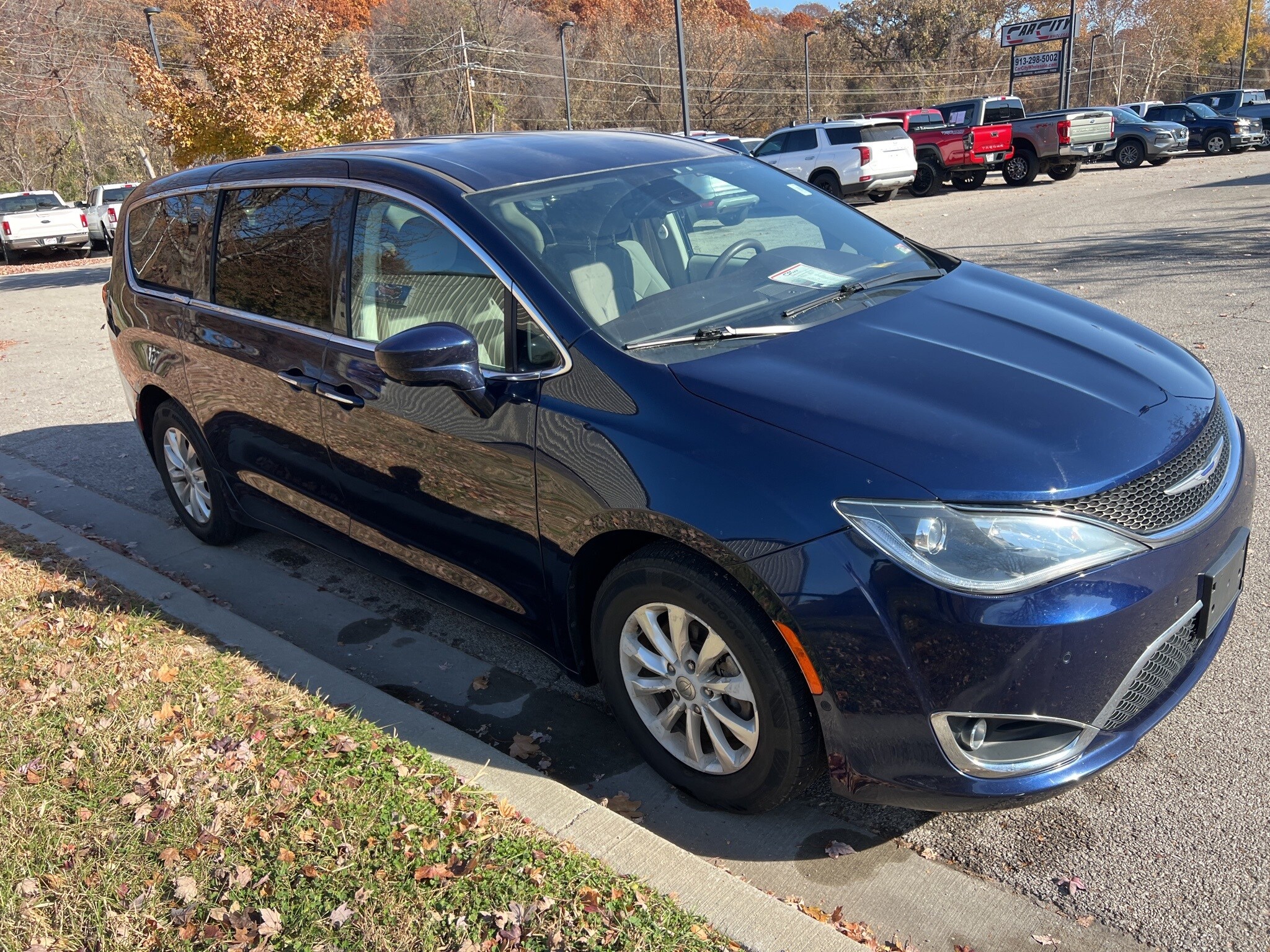 2020 Chrysler Pacifica Touring photo 3