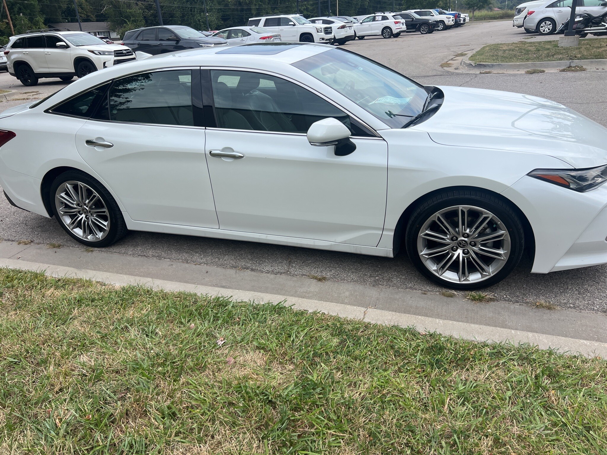 2021 Toyota Avalon Limited photo 4