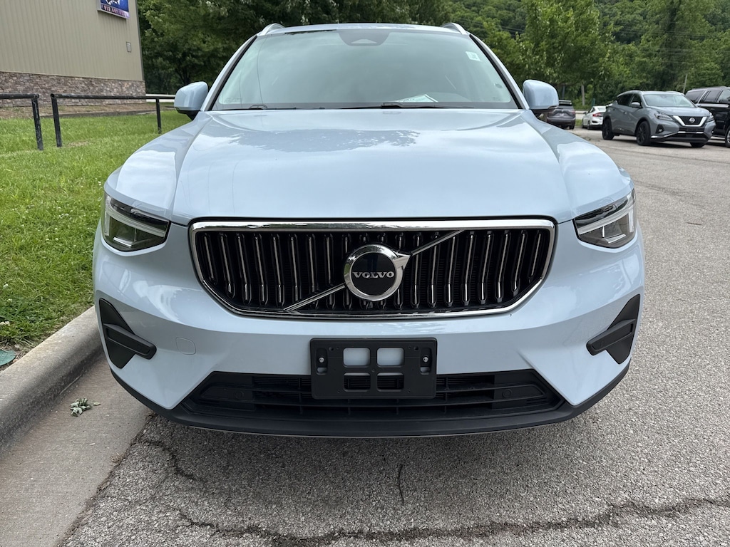 Used 2025 Volvo XC40 B5 Core SUV