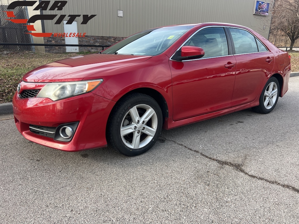 Used 2014 Toyota Camry SE Sedan